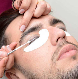 Lifting de pestanas para eles. Atores e famosos deixam-se rejuvenescer atravs de novas e revolucionrias tcnicas de beleza