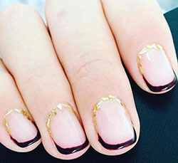 Nails que deixam pegadas. Coroas invertida e glitter, muito glitter, para um inverno em que o tudo  Nail Art