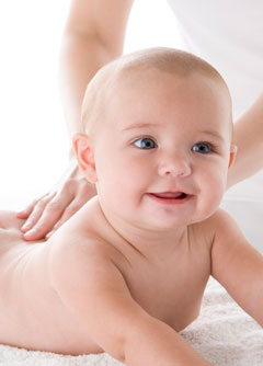 Charla gratuita sobre los beneficios del masaje infantil en Barcelona Beauty School