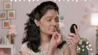Una mujer víctima de un ataque con ácido triunfa en un canal de maquillaje en Youtube
