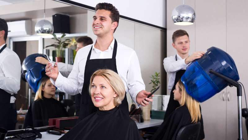 La peluquera, un sector atomizado en Madrid y Barcelona