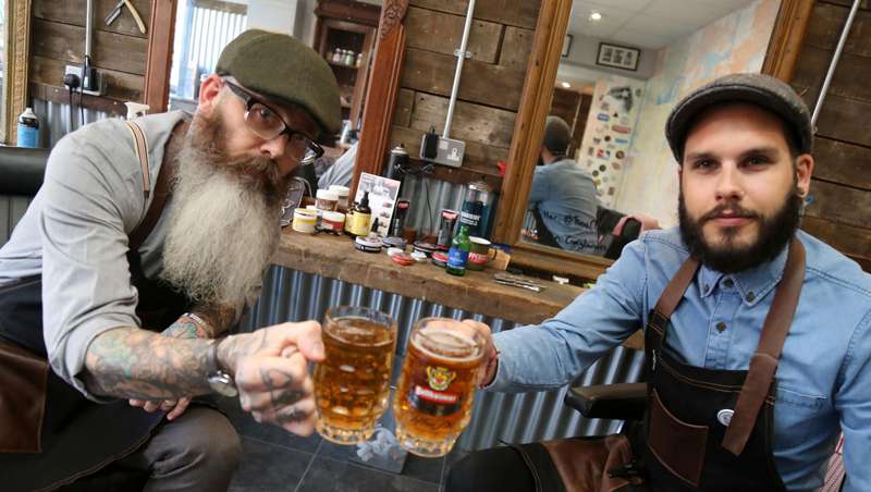 Un barbero francs lanza su propia marca de cerveza