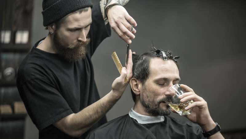 California legaliza servir alcohol en los salones de belleza