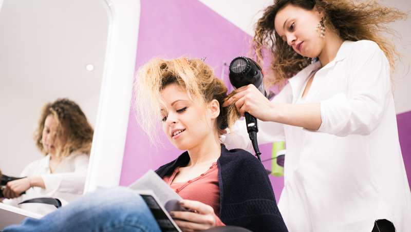 Fatiga y lesin laboral, asignatura pendiente en la peluquera