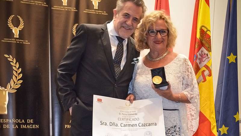 Carmen Cazcarra recibe la medalla de oro de la Asociacin Espaola de Profesionales de la Imagen