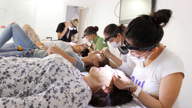 Barcelona Beauty School no cierra en verano
