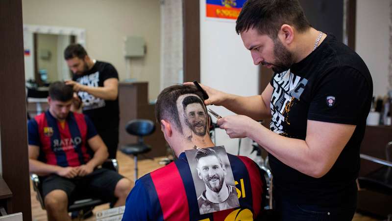 La fiebre del Mundial de Fútbol llega a la barbería