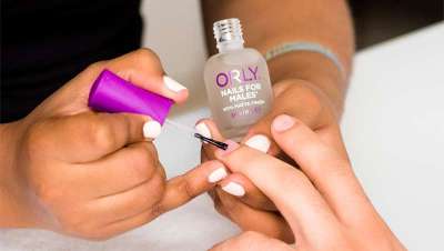 El esmalte para los hombres que también pintan sus uñas