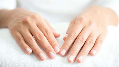 Manicura húmeda con guantes de colágeno, hidratación de manos