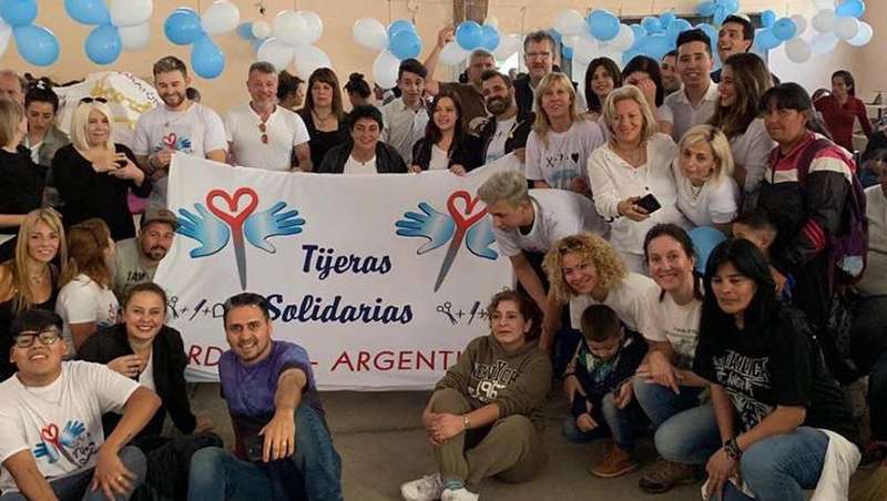 Mais de 800 cabeleireiros cortam cabelo gratuitamente a crianças argentinas