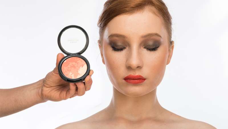 Cómo lucir el Living Coral en tu maquillaje, el color del año