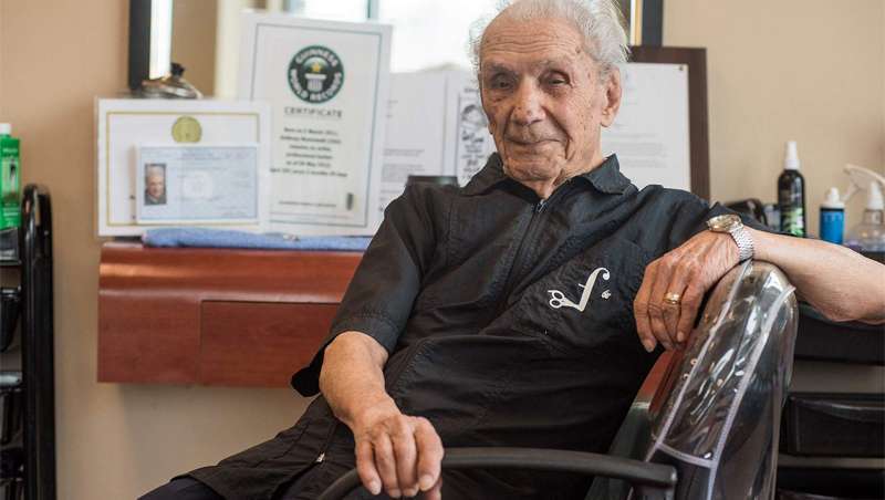 Anthony Mancinelli, 107 anos e sem deixar de ser barbeiro por um s dia
