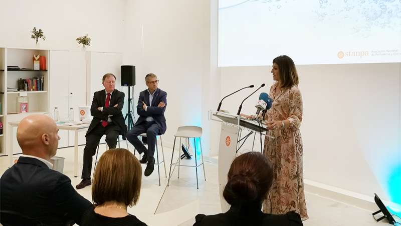 Descarta as toalhitas e papel higinico hmido, mas f-lo bem