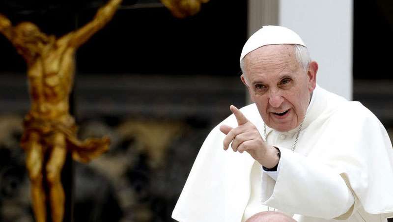 Chismosos y cotillas, así ve el papa Francisco a los peluqueros