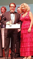 Luis Romero dedica el galardón de la Orden de Chevalier a la sección española de Intercoiffure Mundial