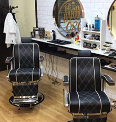 O êxito dos hipsters lançou-as para o estrelato. Agora, as barbearias desenham o seu futuro e convertem-se em Barbers Old School