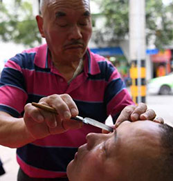 O barbear de olhos como serviço de barbearia na China