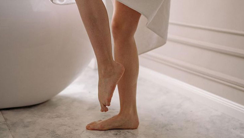 piernas mujer baño toalla