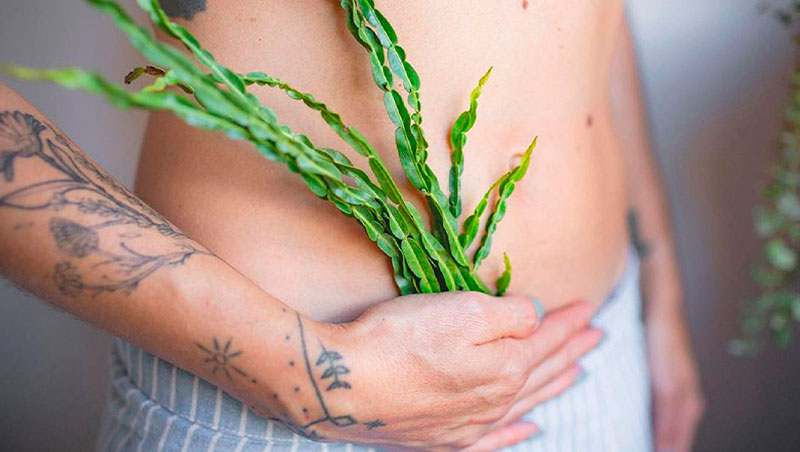 plantas verdes chica tatuajes