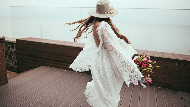 novia vestido boho sombrero ramo flores