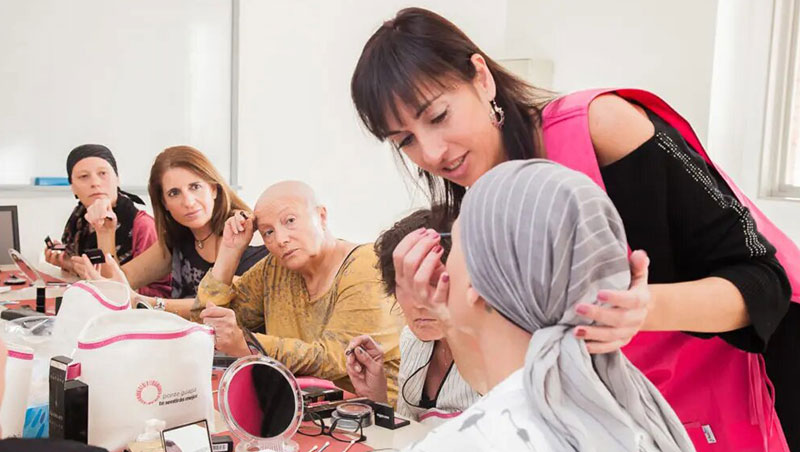 mujeres con cancer participando en taller