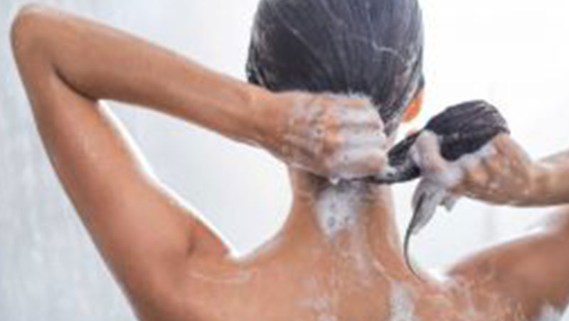 mujer lavandose el pelo