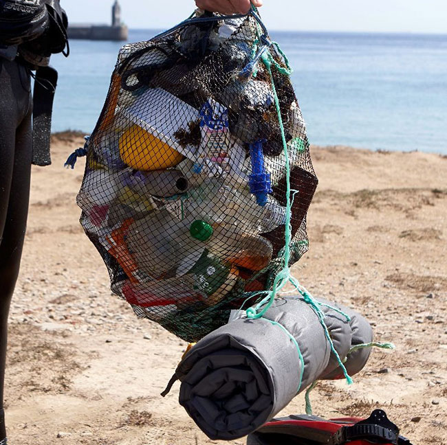 red con basura en playa