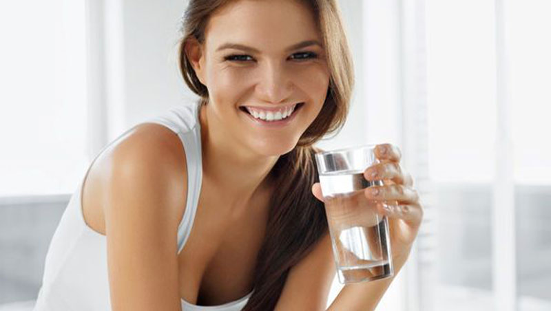 hidratacion chica agua vaso