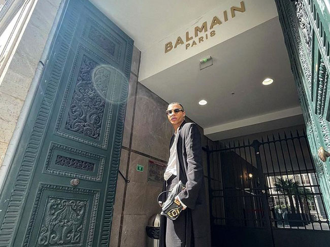 chic posando edificio