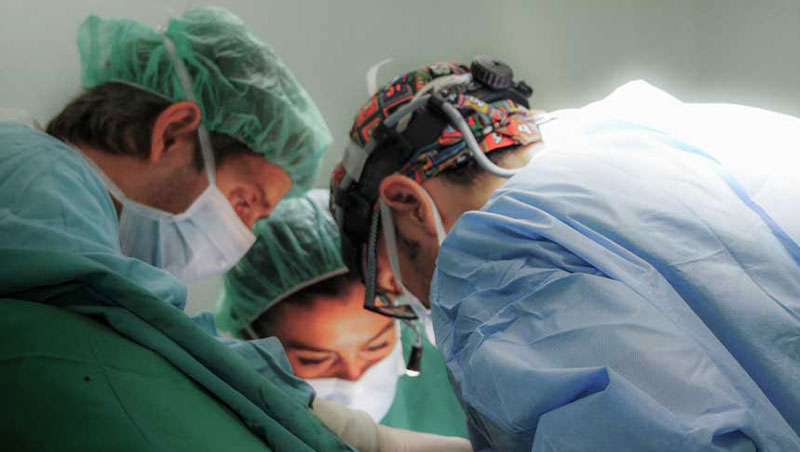medicos cirujanos operacion