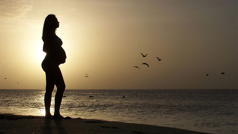 chica embarazada en la playa 