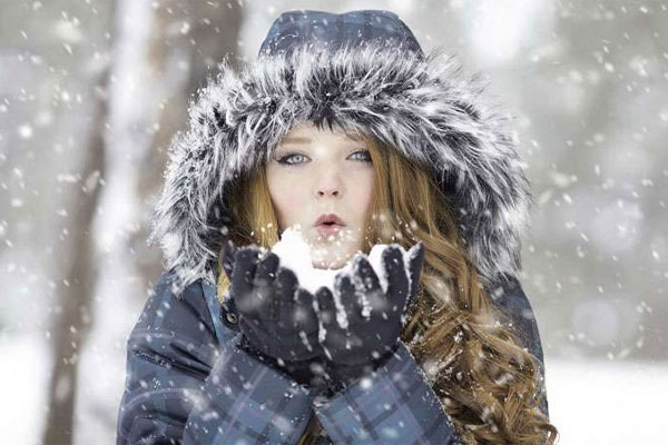 Hidratación facial, agua para la piel en invierno y en verano