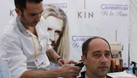 De la mano de Cosméticos de la Rosa, distribuidor oficial de Kin Cosmetics en la zona, 37 estilistas participaron en una iniciativa para recaudar fondos a favor de la Asociación de Esclerosis Múltiple local