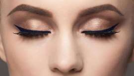 Es de acabado mate y de color azul, con una innovadora fórmula que asegura el maquillaje durante horas gracias a su resistencia al agua y a los roces