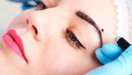 Esta técnica se realiza con la ayuda de un pen, gracias al cual se deposita el pigmento trazo a trazo de forma manual, con la técnica del pelo a pelo, deslizándose con una presión suave y nítida