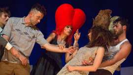 Las relaciones humanas fueron el eje de un espectáculo singular que fusionó danza y peluquería a partes iguales. Más de 600 personas disfrutaron del hair show organizado por la familia Carol Bruguera, el 6 de junio en el Teatre Barts de Barcelona