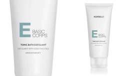 Tonic Bath Exfoliant es un gel de baño exfoliante que tiene una textura espumosa y está formulado con microgránulos y ácidos frutales. Su objetivo es conseguir renovar la energía de la piel y suavizar y afinar las zonas rugosas y ásperas