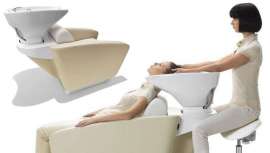 Los peluqueros pasan muchas horas de su jornada diaria tras un lavacabezas. La firma ha diseñado un lavacabezas que permite hacer este servicio, así como aplicar cualquier tratamiento cómodamente sentado