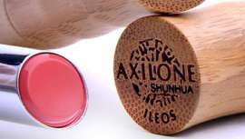 La novedad, presentada durante la feria MakeUp de París, celebrada el 9 y 10 de junio pasados, presenta un tacto suave y ligero junto con el mejor mecanismo de aplicación, con lo que aúna sostenibilidad con la tecnología más práctica y eficiente