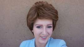 Monnalisa presenta esta peluca, mezcla de cabello natural y sintético, de calidad premium