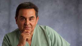 El doctor compagina su labor como dermatólogo en su clínica dermatológica valenciana con el de fundador de Laboratorios Sesderma, firma que se ha expandido por más de 30 países.