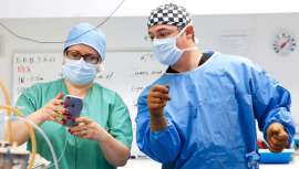 Los millennials disfrutan viendo estas intervenciones a través de las redes sociales. Algunos dermatólogos y cirujanos plásticos ya se han apuntado a esta nueva moda con canales de Youtube o cuentas de Instagram