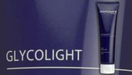 En este producto encontramos la absenta marítima o artemisia marítima, una planta de la orilla del mar que crece de manera natural al borde de las marismas saladas, de los estuarios o de los prados salados del Canal de la Mancha y del Atlántico