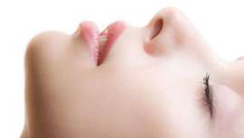 Consigue devolver el aspecto fresco y saludable a la piel del rostro, el cuello y el escote, y es posible aplicarlo también en las manos. No genera molestias ni precisa de recuperación posterior, así que se puede aplicar durante todo el año