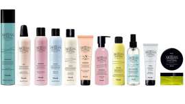 Consta de 16 productos, de fuerte personalidad, colorido y perfumado, pensado para moldear, esculpir, definir todo tipo de cabello