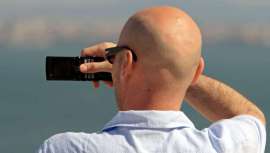 Las personas calvas o con alopecia necesitan unos cuidados extras durante las vacaciones. La piel del cuero cabelludo es más sensible y propensa a las quemaduras. Además de una exposición paulatina, se aconseja seguir unas pautas