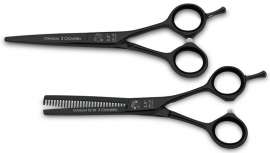 La firma presenta estas tijeras de peluquero para cortar y esculpir recubiertas con PVD de nitruro de titanio. Este recubrimiento aumenta la dureza así como la resistencia a la corrosión y los productos químicos 
