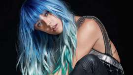 La modelo y DJ estadounidense, famosa por su melena de colores de fantasía, se incorpora al exclusivo colectivo de embajadoras de la firma