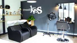 El espacio mezcla la funcionalidad de una peluquería, el ambiente de relajación de un spa y centro de belleza, junto al diseño y buena distribución del mobiliario e interior