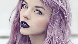 Esta tendencia capilar es la nueva versión del granny hair que recuerda al look que lucían nuestras abuelas. Tras el rosa quartz y el azul serenity, tonos pantone del año, el azul denim y el rainbow hair, llega este nuevo tono